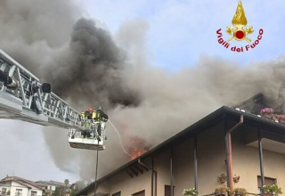 Arizzano - Incendio in una palazzina: mansarda distrutta, casa inagibile e due cani salvati