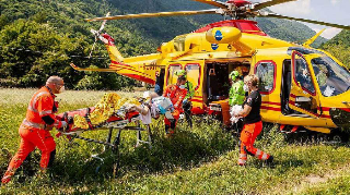 Ciclista travolto da un’auto sulla strada per il Mottarone: è grave
