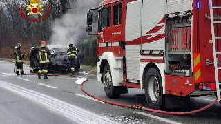 Masera - Auto in fiamme sulla statale: fortunatamente nessun ferito