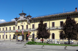 Milano-Domodossola - Viaggio da incubo: treno fermo per ore, passeggeri senza assistenza