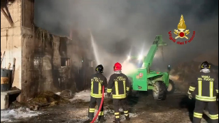 Stresa - Incendio all’Isola Pescatori: fiamme distruggono un ristorante
