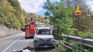 Incidente in Valle Vigezzo: camion dei rifiuti fuori strada, autista estratto dalle lamiere
