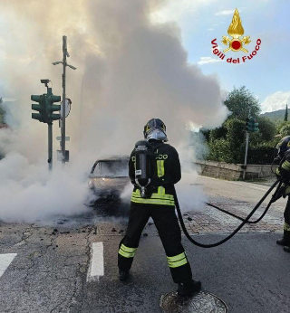 Crevoladossola - Incendio devasta due auto parcheggiate vicino a un capannone