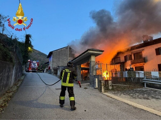 Cannobio - Vasto incendio: auto e moto in fiamme, due tetti coinvolti e quattro sfollati
